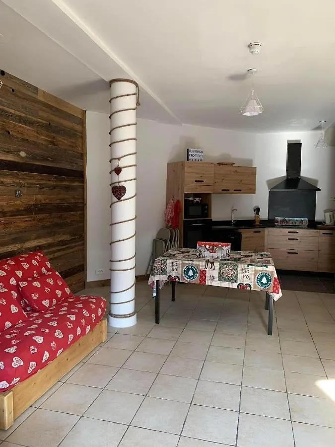 Appartement avec extérieur La Giettaz domaine skiable Megeve Combloux La Giettaz navette gratuite et télésiège à 2km France