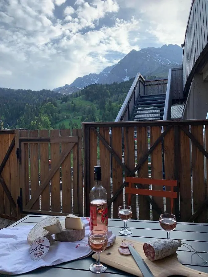 Appartement avec extérieur La Giettaz domaine skiable Megeve Combloux La Giettaz navette gratuite et télésiège à 2km France